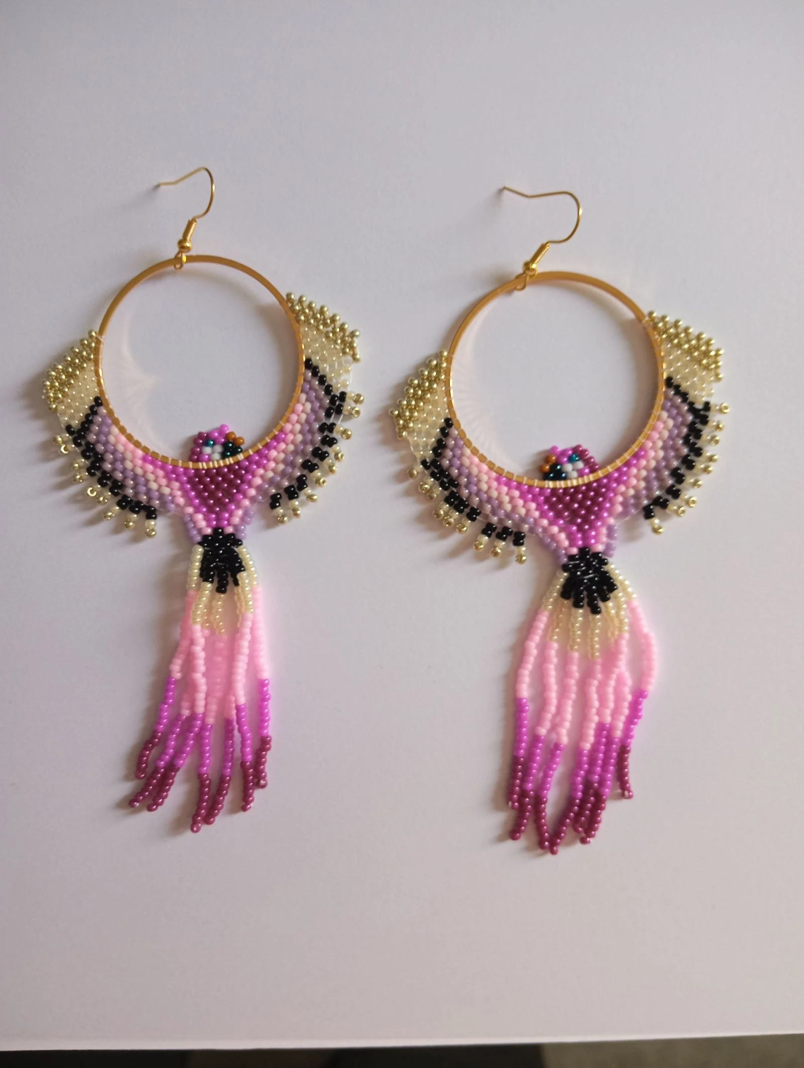 Boucles d'oreilles créoles perroquet rose.